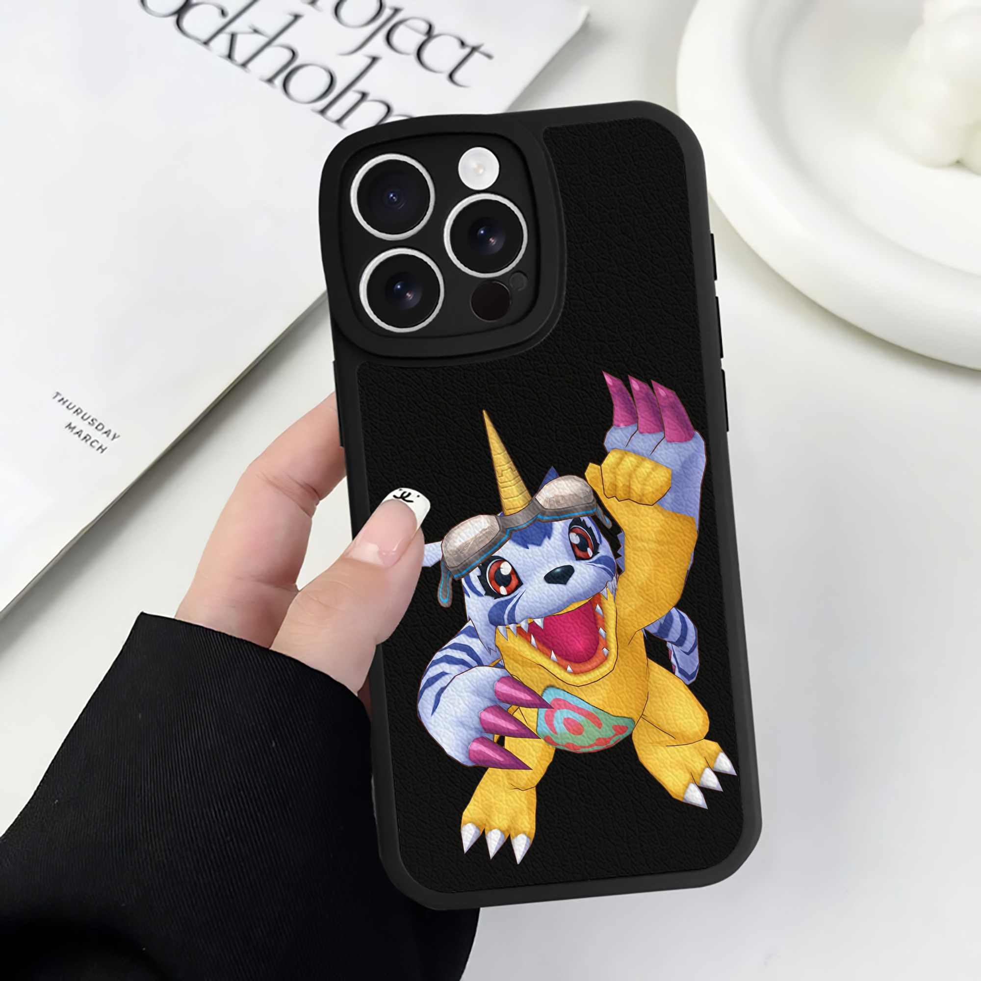（画像用） Digimon デジタルモンスター/デジモン 【iPhone 16シリーズ対応】シリコンスマホケース（レザー調） 材質：シリコン